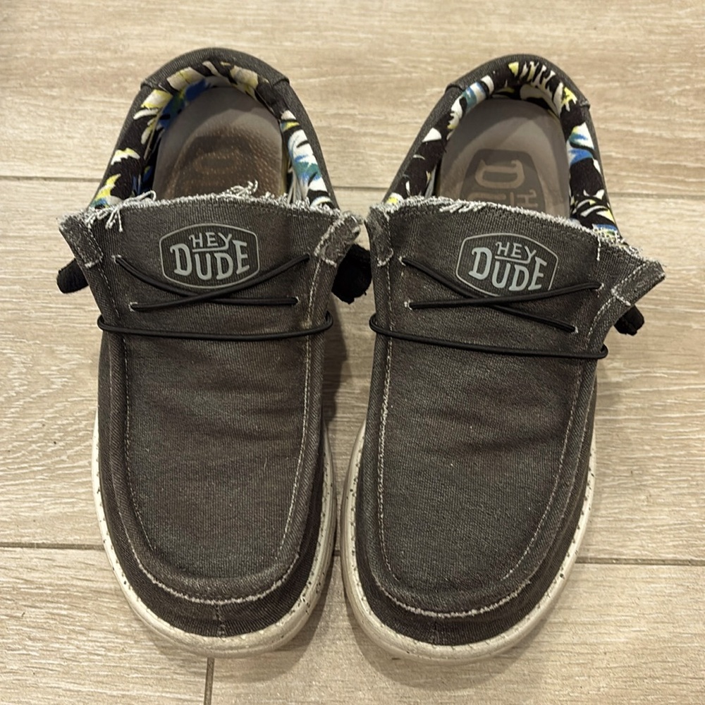 Hey Dude Mens Size 9 Wally Stretch Canvas shoes. Lots of life left!